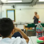 Uso excessivo de IA preocupa educadores e cientistas