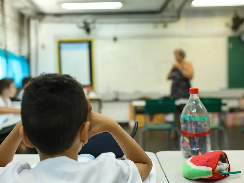 Uso excessivo de IA preocupa educadores e cientistas