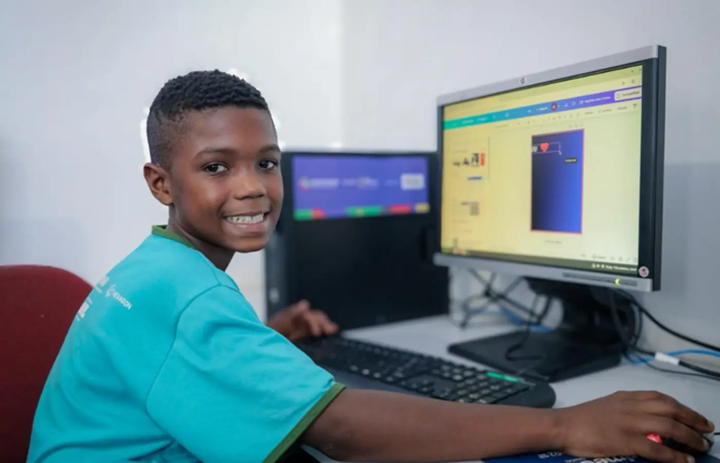 Escolas Conectadas leva internet a quase 3 mil escolas de Goiás