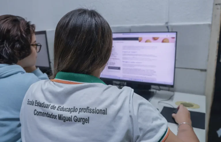 Internet chega a 4 mil escolas públicas do Ceará
