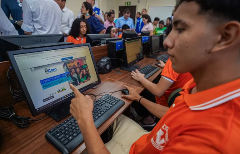Internet chega a mais de 600 escolas públicas do Acre