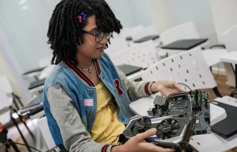 Carreta Digital capacita 60 pessoas trans e travestis no Recife