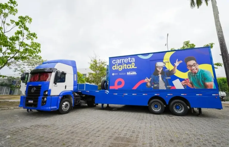 Carreta Digital leva formação tecnológica gratuita a Teresina