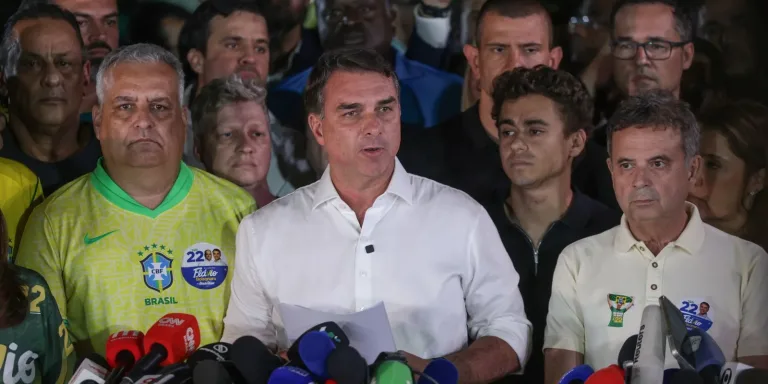 Flávio Bolsonaro entra na Argentina e segue para o Equador