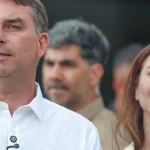 Flávio Bolsonaro segue para Miami em avião com a família