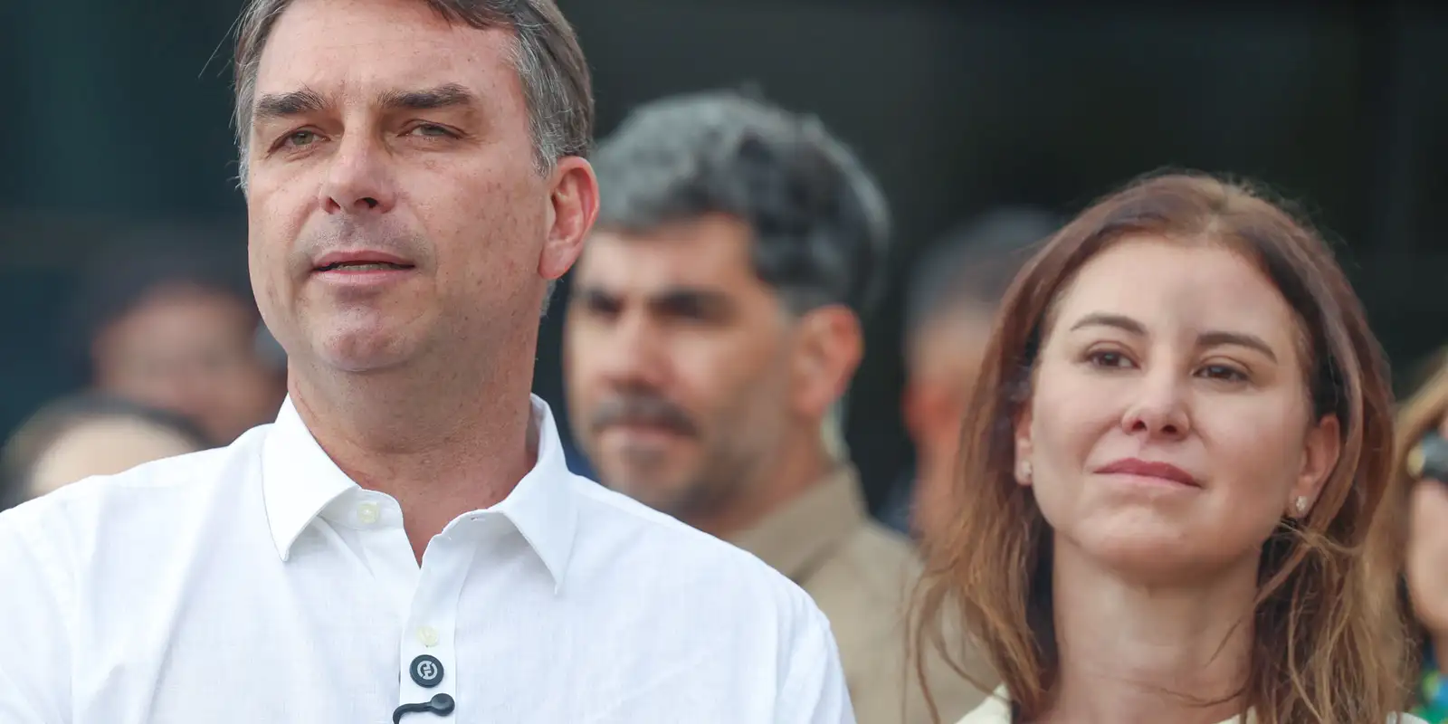 Flávio Bolsonaro segue para Miami em avião com a família