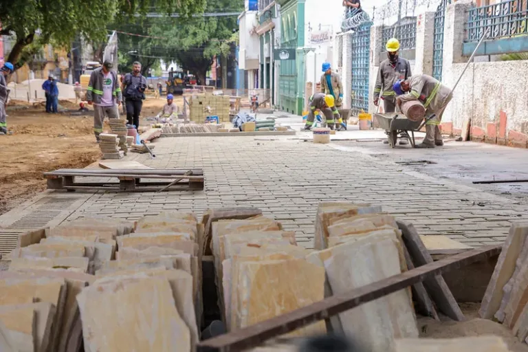 Requalificação da rua Ferreira Pena avança no Centro de Manaus