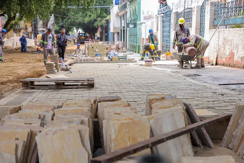 Requalificação da rua Ferreira Pena avança no Centro de Manaus