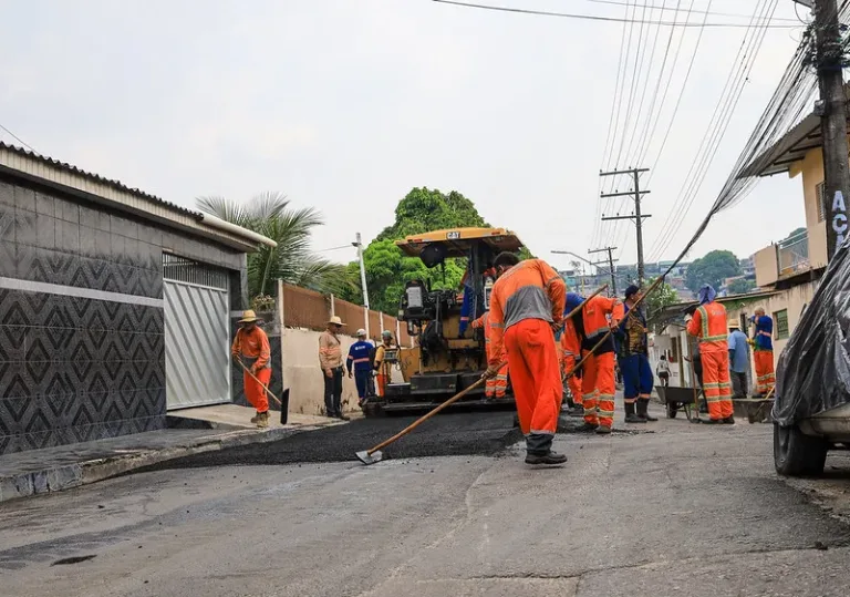 Recapeamento na rua Paulo Nery recebe 120 t de asfalto