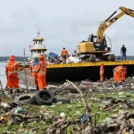 Limpeza na orla de Manaus mobiliza 500 garis na estiagem