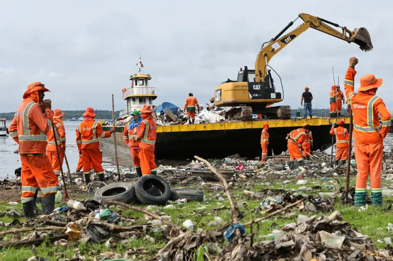 Limpeza na orla de Manaus mobiliza 500 garis na estiagem