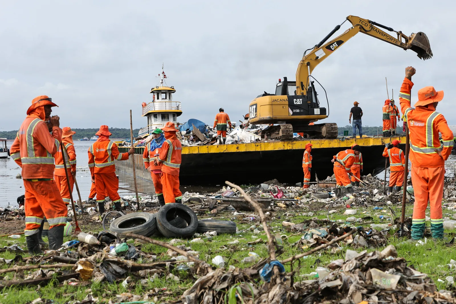Limpeza na orla de Manaus mobiliza 500 garis na estiagem
