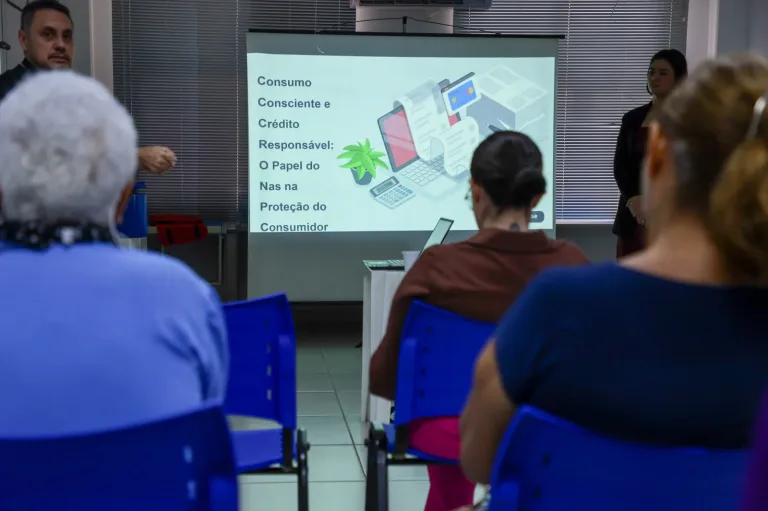 Procon Manaus orienta aposentados sobre golpes financeiros