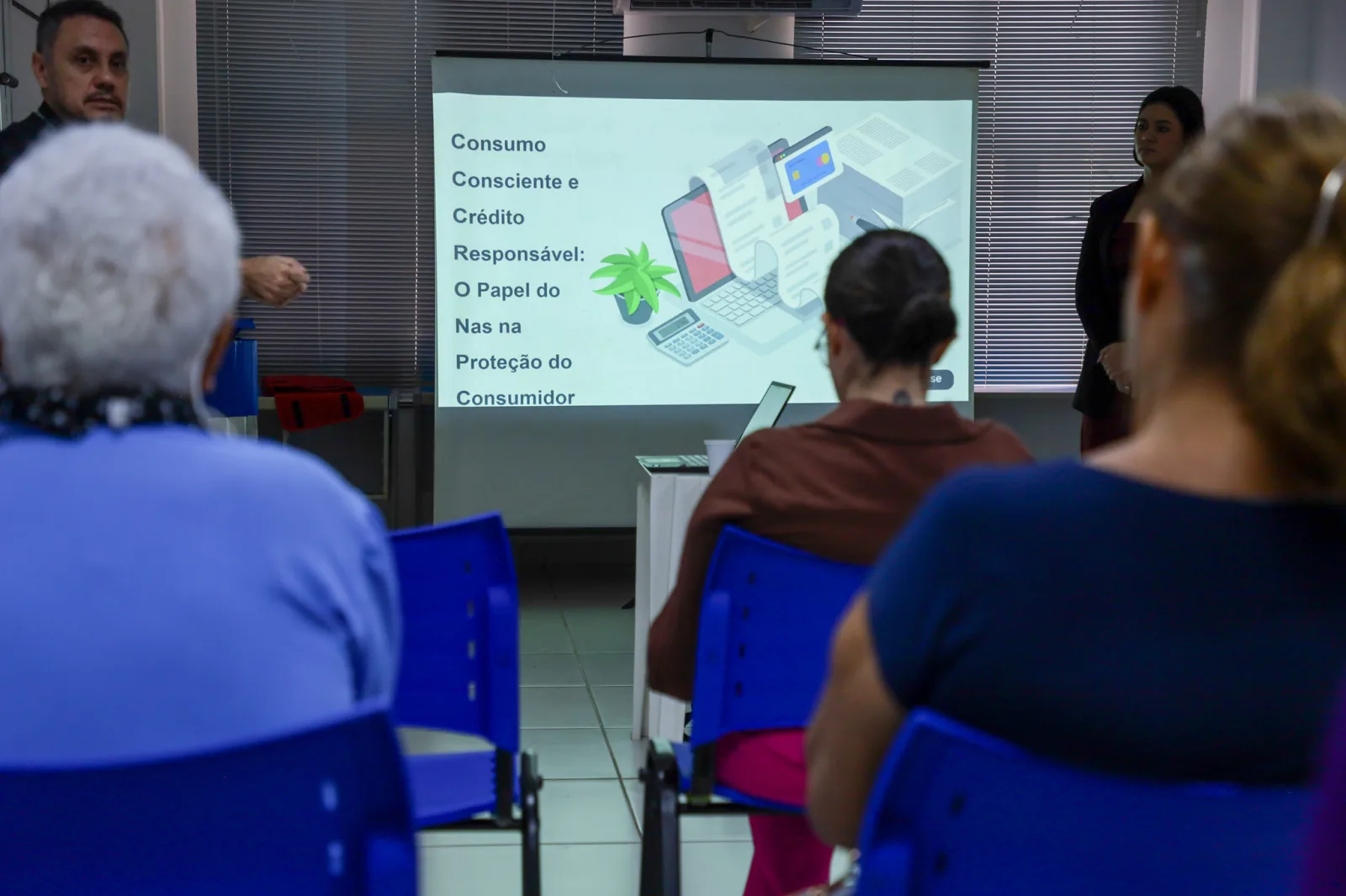 Procon Manaus orienta aposentados sobre golpes financeiros
