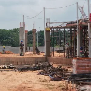 Fundação Municipal TEA em Manaus avança com obra da laje