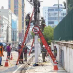 Manaus retira fios e cabos sem uso no centro histórico