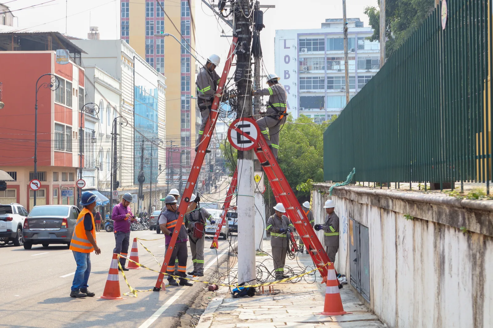 Manaus retira fios e cabos sem uso no centro histórico