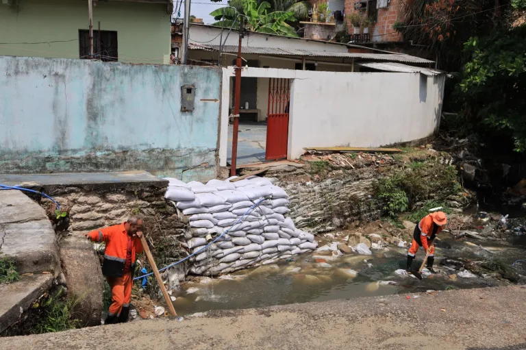 Obra emergencial contém erosão no São José Operário