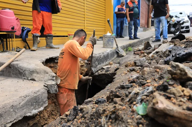 Prefeitura de Manaus recupera drenagem na rua São Pedro