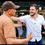 Renato Junior vota em Manaus e garante ônibus gratuitos