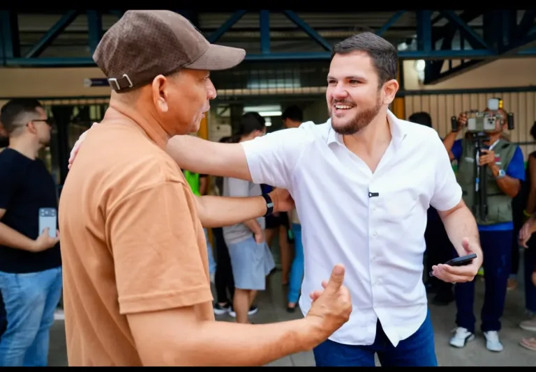Renato Junior vota em Manaus e garante ônibus gratuitos