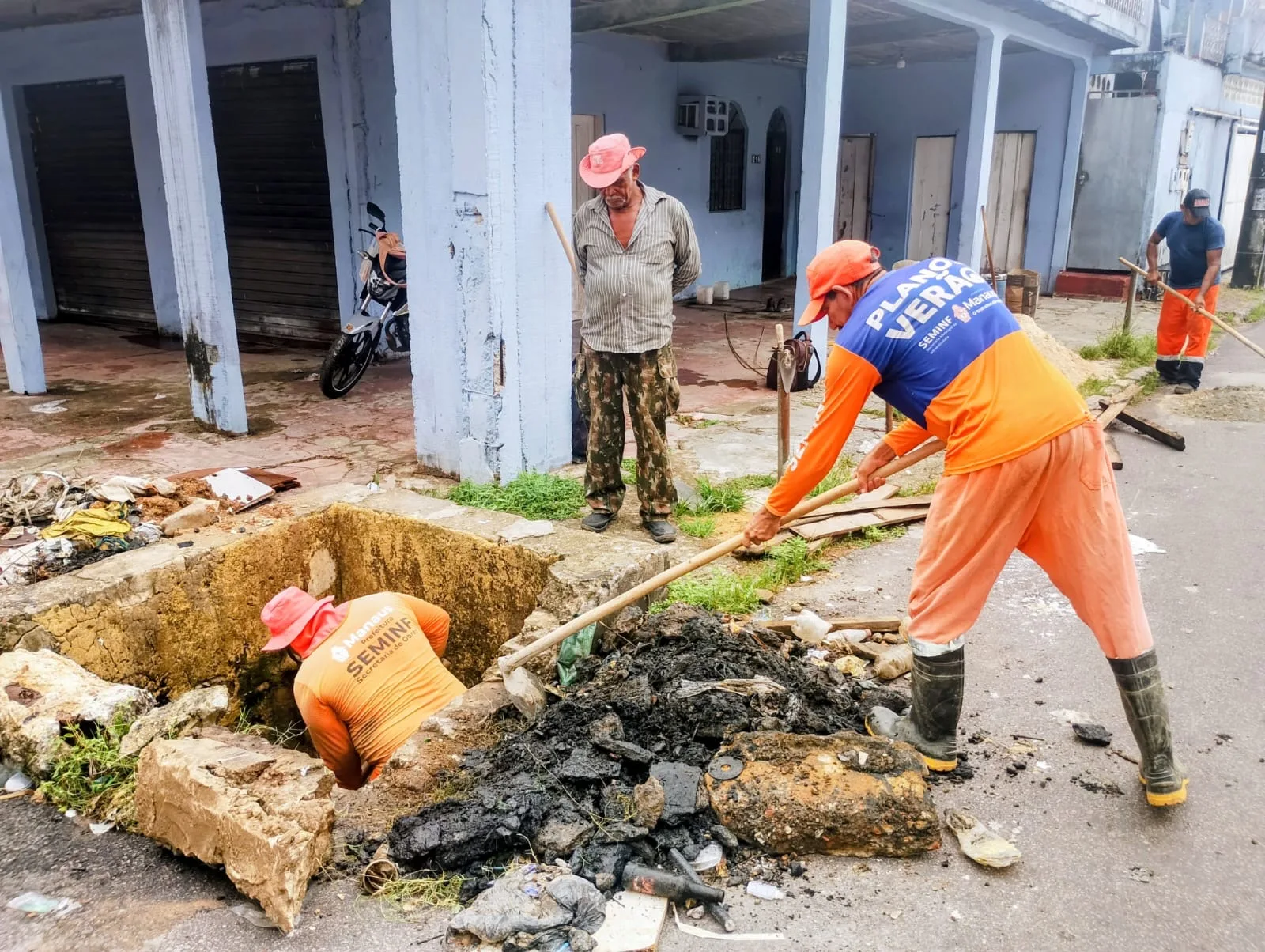 Caixa coletora é desobstruída no Alvorada 2, em Manaus