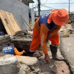 Caixa coletora é desobstruída no São Francisco, em Manaus