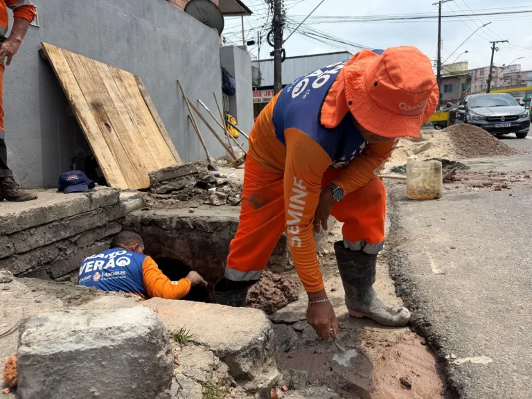 Caixa coletora é desobstruída no São Francisco, em Manaus