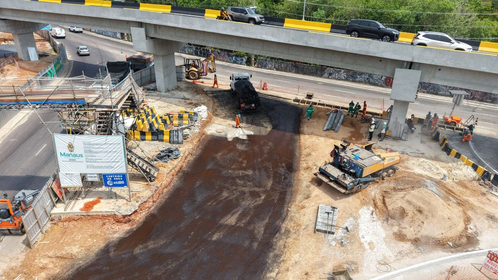 Complexo viário Passarão avança com asfalto em rotatória