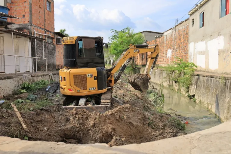 Dragagem de igarapé no Cidade de Deus previne alagamentos