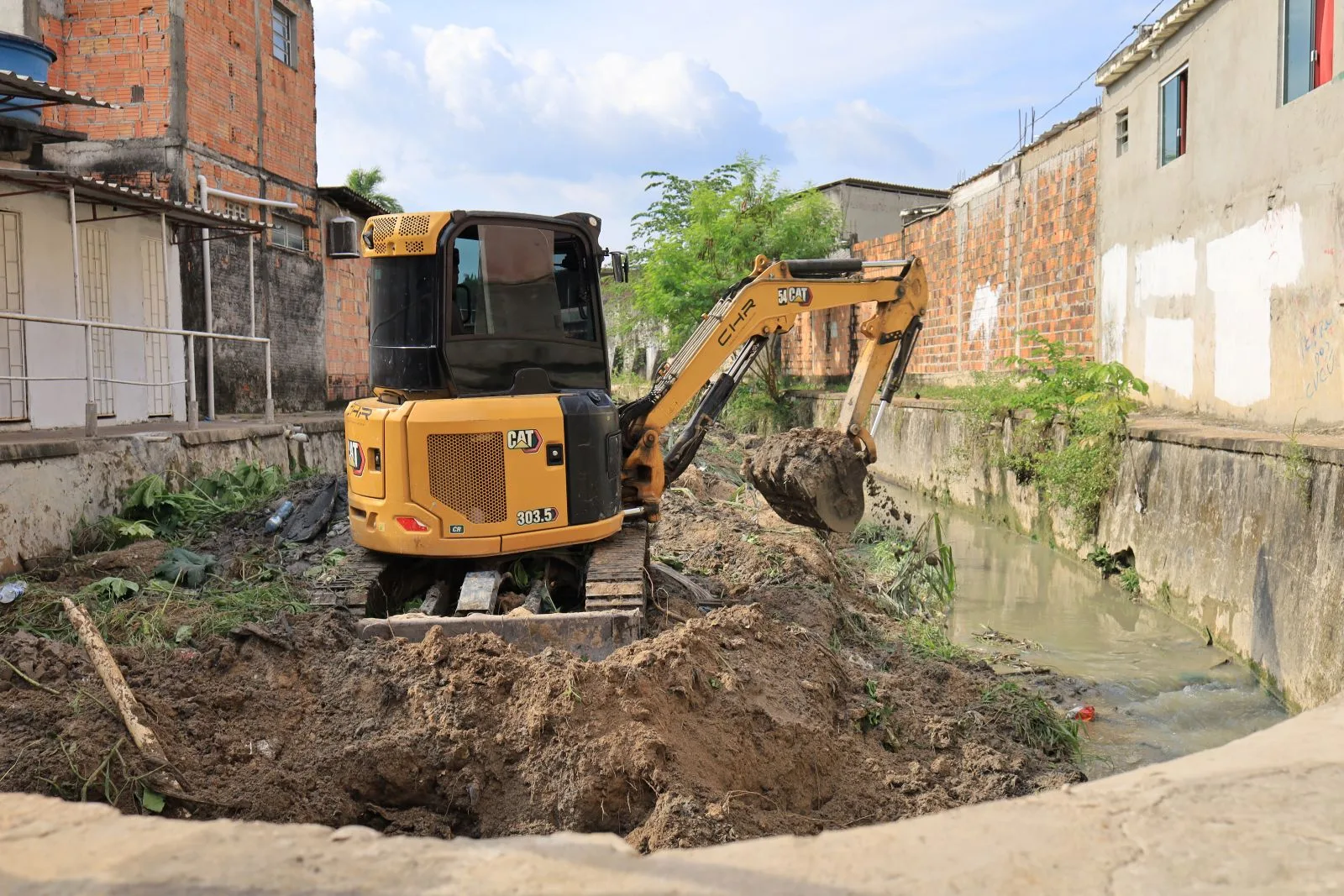Dragagem de igarapé no Cidade de Deus previne alagamentos