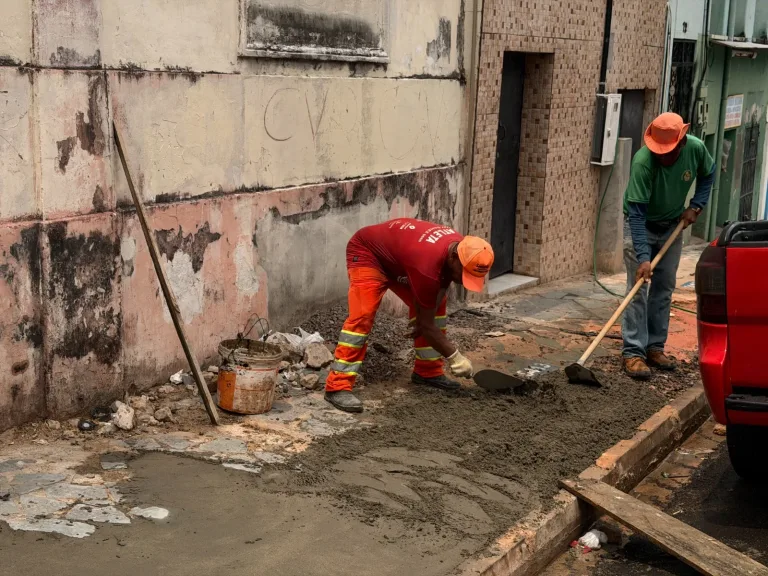Calçada da rua Lima Bacuri, no centro de Manaus, é refeita