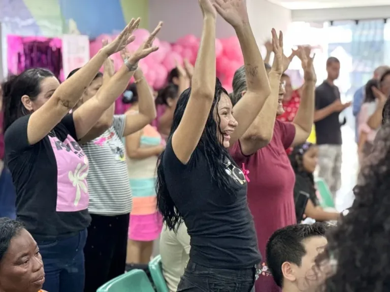 Outubro Rosa: Sejusc leva ação de prevenção a migrantes em Manaus