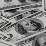 Dólar comercial fecha em queda de 0,49% e é cotado a R$ 5,04