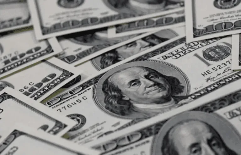 Dólar comercial fecha em queda de 0,49% e é cotado a R$ 5,04