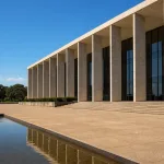 Taxa Selic: fachada de prédio institucional com colunas de pedra e espelho d'água