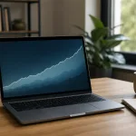 Tesouro Direto: notebook com gráfico de rendimento em uma mesa de trabalho