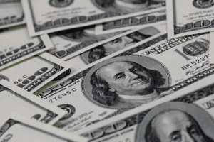 Dólar comercial fecha em queda de 0,49% e é cotado a R$ 5,04